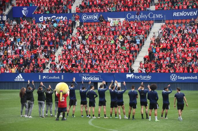 Los jugadores de Osasuna, saludando a los niños y niñas.