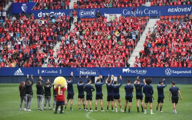 Los jugadores de Osasuna, saludando a los niños y niñas.