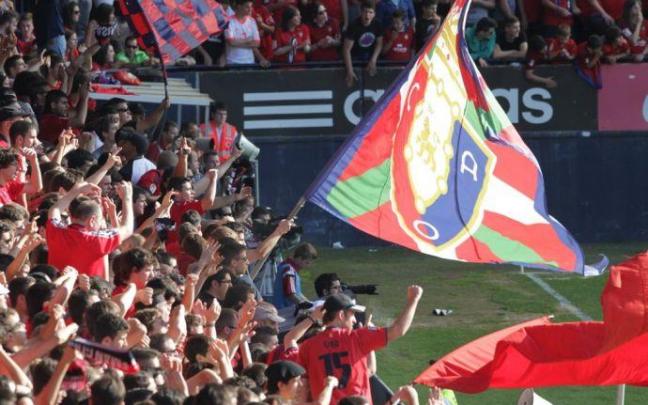 Aficionados rojillos animando en el Sadar