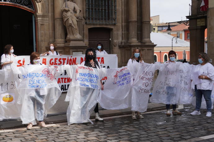 Trabajadoras familiares, concentradas este jueves frente al Ayuntamiento.