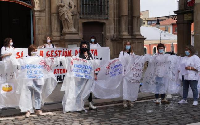 Trabajadoras familiares, concentradas este jueves frente al Ayuntamiento.