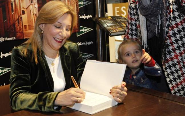 Eva García Sáenz de Urturi en una firma de libros Eva García Sáenz de Urturi en una firma de libros