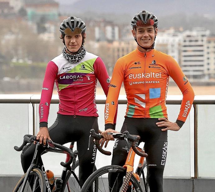 Enekoitz y Xabier Mikel Azparren posan con la bahía donostiarra como telón de fondo, después de la entrevista.