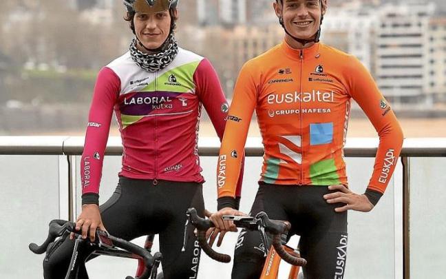 Enekoitz y Xabier Mikel Azparren posan con la bahía donostiarra como telón de fondo, después de la entrevista.