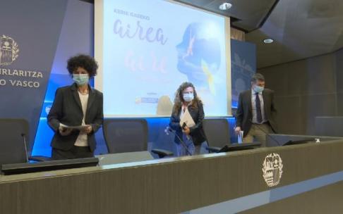 La consejera Gotzone Sagardui con Itziar Larizgoitia y Victor Bustamante La consejera Gotzone Sagardui con Itziar Larizgoitia y Victor Bustamante