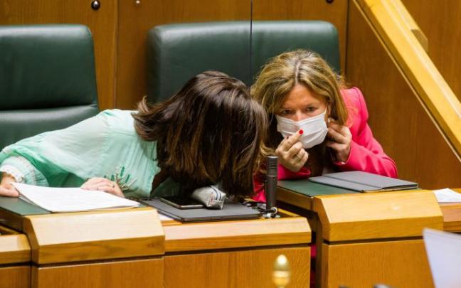 Gotzone Sagardui (d), este viernes en el Parlamento.