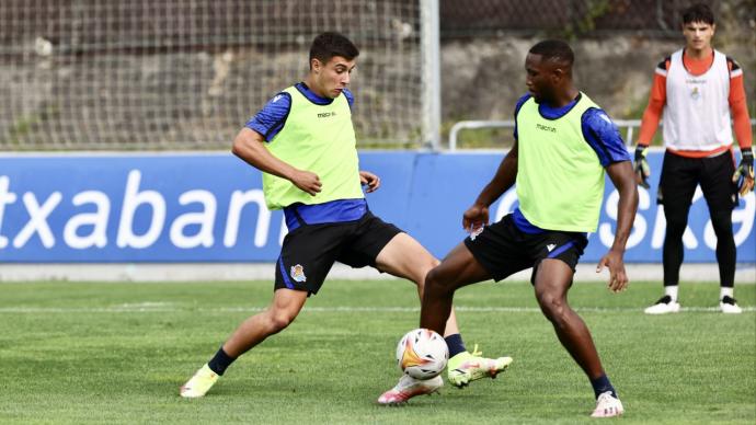 Sagnan pugna con Karrikaburu por un balón en Zubieta