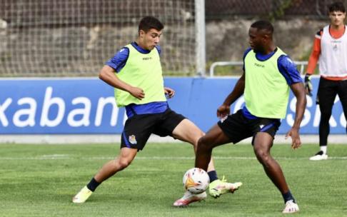 Sagnan pugna con Karrikaburu por un balón en Zubieta