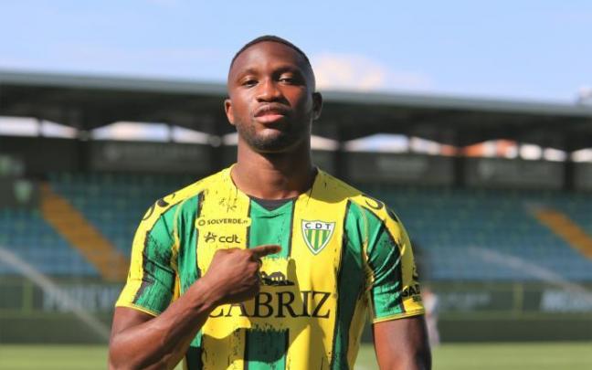 Sagnan, el día que fue presentado con el Tondela portugués.