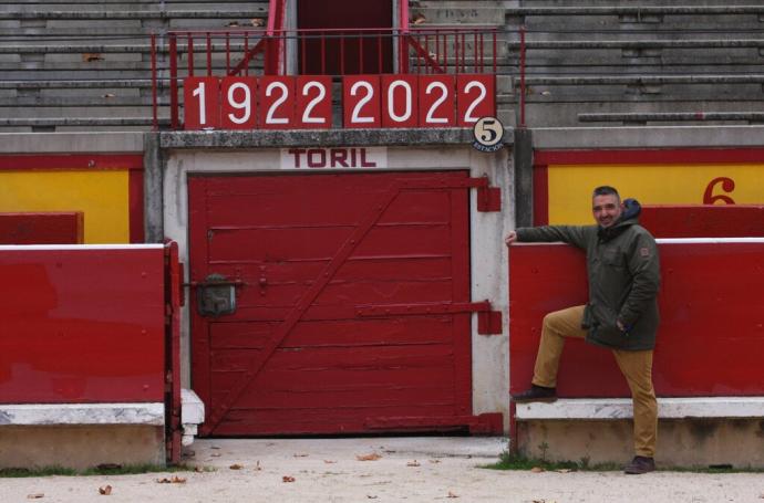 Manuel Sagüés, en la arena de la plaza de Toros de Pamplona, que celebra su 100º cumpleaños.