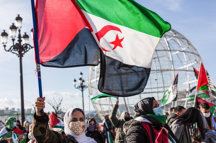 La bandera de la República Árabe Saharaui Democrática, durante una manifestación por la libertad del Pueblo Saharaui