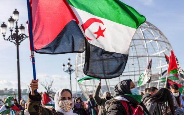 La bandera de la República Árabe Saharaui Democrática, durante una manifestación por la libertad del Pueblo Saharaui La bandera de la República Árabe Saharaui Democrática, durante una manifestación por la libertad del Pueblo Saharaui