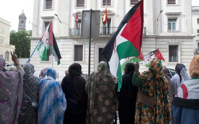 Protesta de manifestantes saharauis en 2019 ante la subdelegación del Gobierno español en Gasteiz.