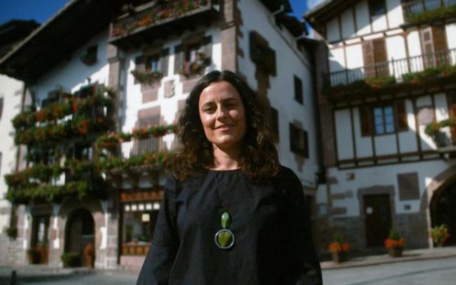 Saioa Sesé en el barrio de Txokoto, en Elizondo. Saioa Sesé en el barrio de Txokoto, en Elizondo.