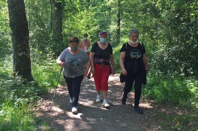 Uno de los paseos saludables con un grupo de Urdiain.