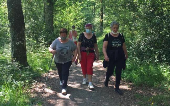 Uno de los paseos saludables con un grupo de Urdiain. Uno de los paseos saludables con un grupo de Urdiain.