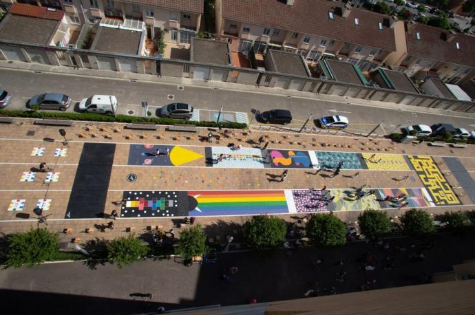 Vista aérea de la plaza Sakanpea de Ansoáin, transformada por los niños y niñas de El Cuervo Blanco.