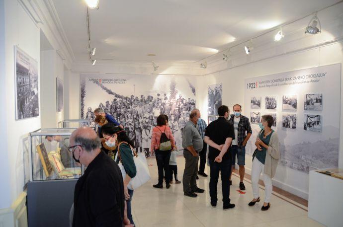 Una gran foto de la inauguración del monolito en 1922, en la primera sala.