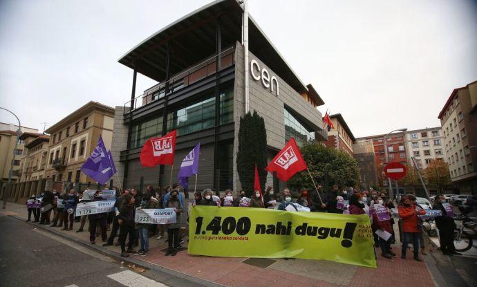 Delegados de LAB, protestando ante la sede de la CEN.