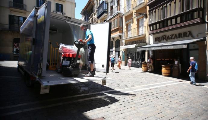 Un repartidor de bebidas trabajando el día previo al Chupinazo en Pamplona, suspendido por segundo año.