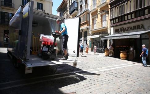 Un repartidor de bebidas trabajando el día previo al Chupinazo en Pamplona, suspendido por segundo año. Un repartidor de bebidas trabajando el día previo al Chupinazo en Pamplona, suspendido por segundo año.