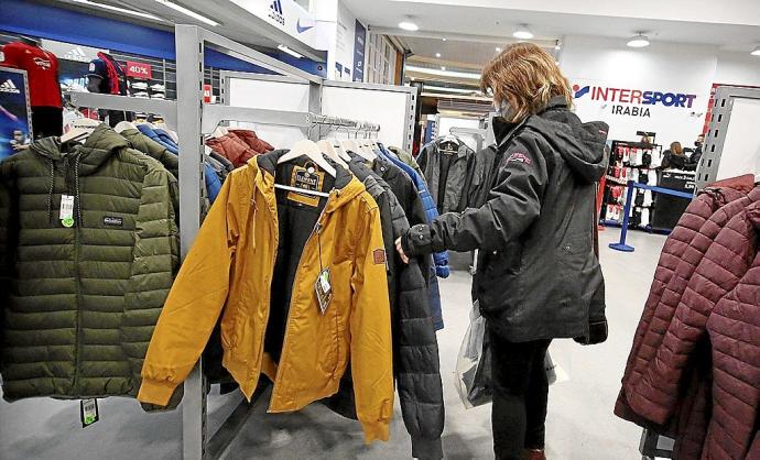 Una clienta en una tienda de deportes, en la campaña de rebajas del año pasado.