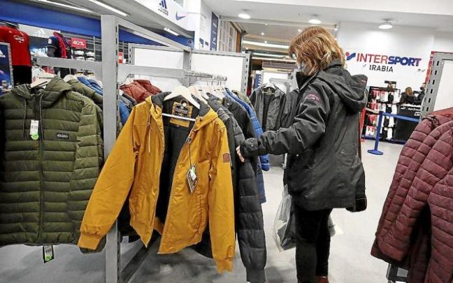 Una clienta en una tienda de deportes, en la campaña de rebajas del año pasado. Una clienta en una tienda de deportes, en la campaña de rebajas del año pasado.