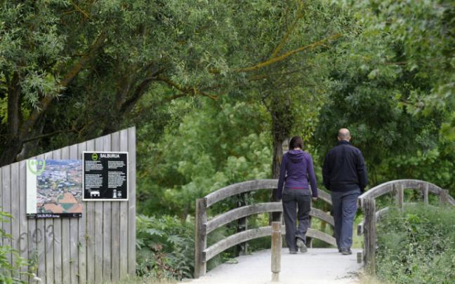 Personas paseando por el parque de Salburua