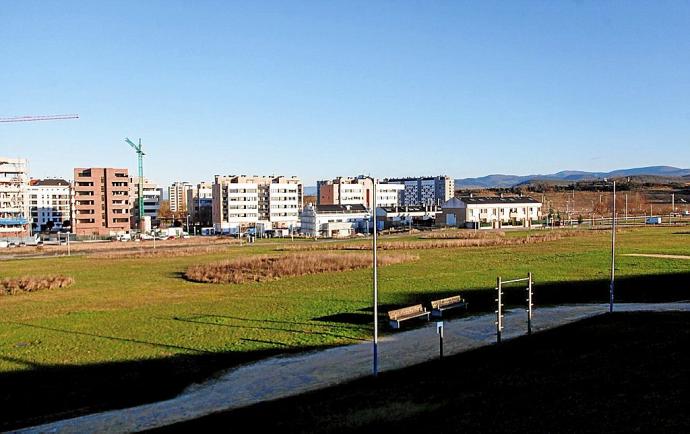 Vista panorámica de una parte de la parcela de la calle Alba en la que se levantará el futuro centro de Educación Secundaria y Bachillerato de Salburua. Foto: Jorge Muñoz