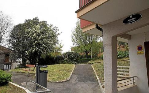 Zona del grupo de viviendas Alaialde, en Egia, con cuestas y escaleras.