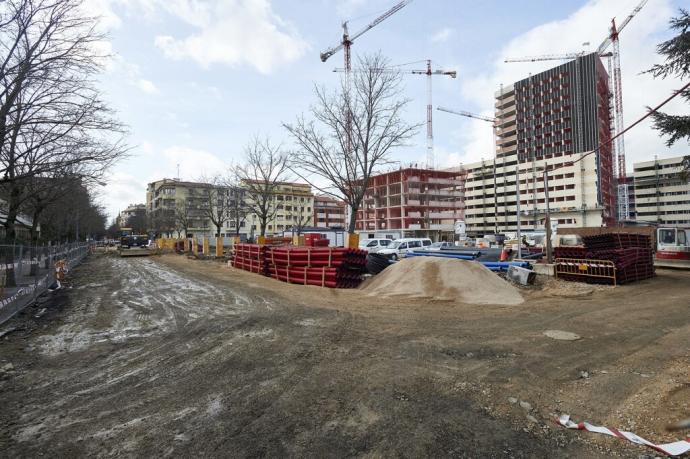 Obras de construcción en el antiguo solar de Salesianos. En primer plano, parcela del Ayuntamiento que albergará unas 20 viviendas.