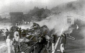Imágenes de ertzainas, bomberos y personal de emergencias trabajando tras la colisión en cadena de 25 vehículos registrada en la autopista Bilbao-Behobia, a la altura de Amorebieta, el 6 de diciembre de 1991, hace ahora treinta años. En el accidente murie