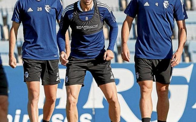 Darko, con un apósito en la nariz por el golpe que se dio el viernes, entre Javi Martínez y Unai García durante la sesión de ayer. Foto: C.A. Osasuna