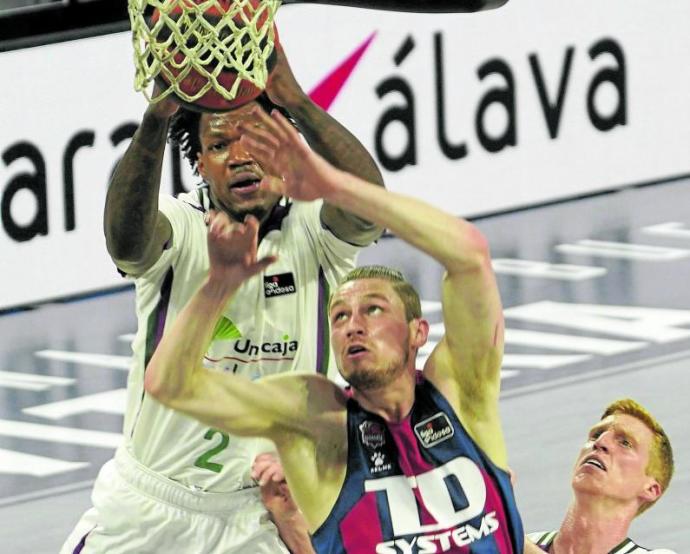 Kurucs, que está disponiendo de más minutos en los últimos tiempos, pelea por un balón entre Thompson y Alberto Díaz. Foto: Alex Larretxi