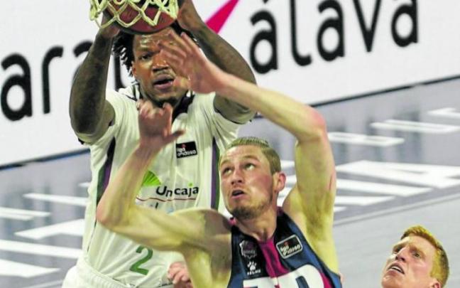 Kurucs, que está disponiendo de más minutos en los últimos tiempos, pelea por un balón entre Thompson y Alberto Díaz. Foto: Alex Larretxi