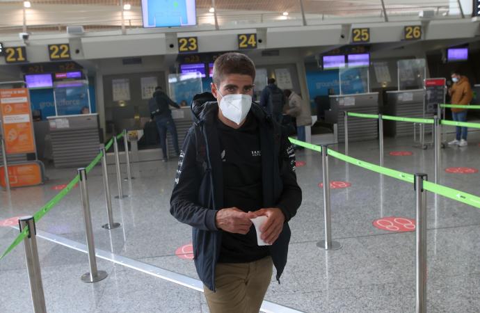 Mikel Landa, en el aeropuerto.