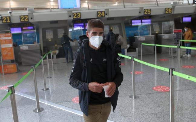 Mikel Landa, en el aeropuerto.