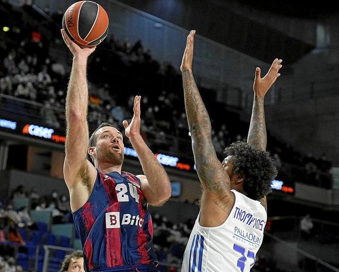 Costello lanza por encima de Thompkins en el reciente partido celebrado en el WiZink Center. Foto: Euroliga