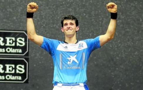 Jokin Altuna celebra emocionado su segunda txapela en el Manomanista.