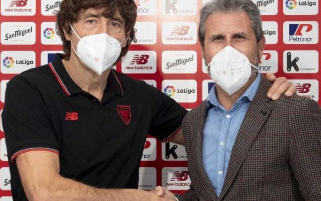 Patxi Salinas, junto a Rafa Alkorta, en su presentación como entrenador del Bilbao Athletic. Patxi Salinas, junto a Rafa Alkorta, en su presentación como entrenador del Bilbao Athletic.