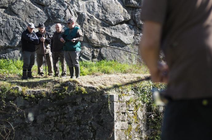 Los pescadores deberán esperar todavía tres semanas para salir a alguno de 37 históricos pozos salmoneros localizados en el río Bidasoa.