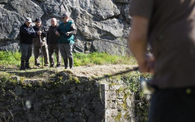 Los pescadores deberán esperar todavía tres semanas para salir a alguno de 37 históricos pozos salmoneros localizados en el río Bidasoa.