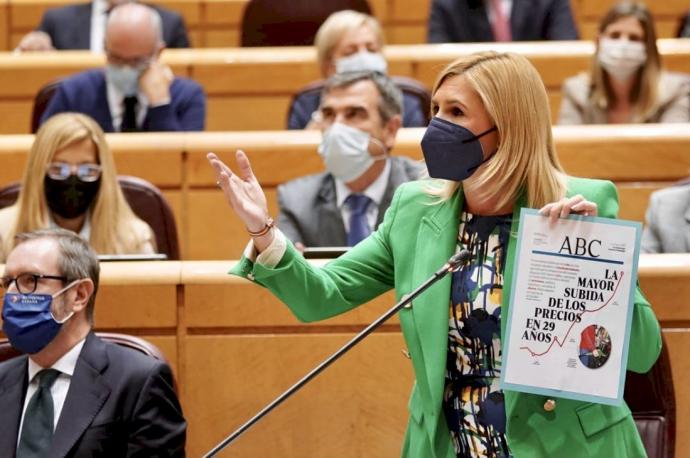 La senadora del PP Sandra Pradas, con la copia manipulada de la portada de 'ABC'.