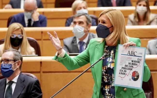 La senadora del PP Sandra Pradas, con la copia manipulada de la portada de 'ABC'. La senadora del PP Sandra Pradas, con la copia manipulada de la portada de 'ABC'.