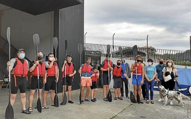 Jóvenes de Nuala elkartea junto a familiares antes de dar inicio a una sesión para practicar remo. Foto: N.G. Jóvenes de Nuala elkartea junto a familiares antes de dar inicio a una sesión para practicar remo. Foto: N.G.
