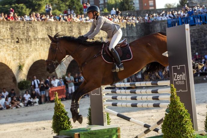 Una de las tres mujeres participantes en la prueba de seis barras a caballo culmina el obstáculo de 1,40 metros, el último del concurso.