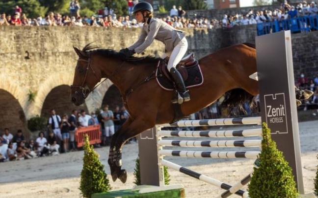 Una de las tres mujeres participantes en la prueba de seis barras a caballo culmina el obstáculo de 1,40 metros, el último del concurso.