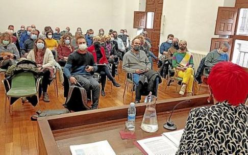 La consejera Santos Induráin se dirige a alcaldes de Tierra Estella y zona de Puente la Reina, en Fray Diego. La consejera Santos Induráin se dirige a alcaldes de Tierra Estella y zona de Puente la Reina, en Fray Diego.