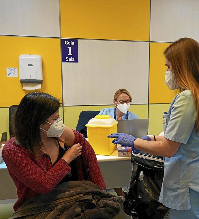 Una joven recibe una primera dosis del suero de AstraZeneca. Foto: Pablo Viñas