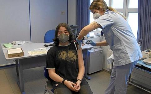 Osakidetza insta a la vacunación también de los más pequeños para asegurar la protección. Foto: Irekia